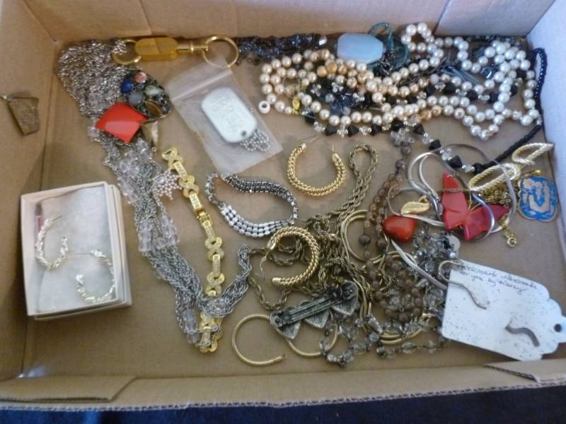 lot 12 image: Jewelry