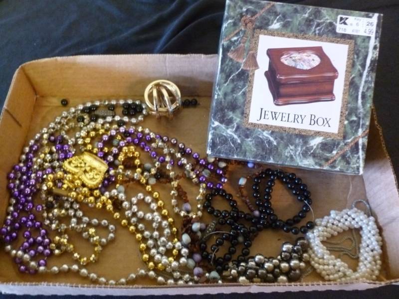 lot 13 image: Jewelry