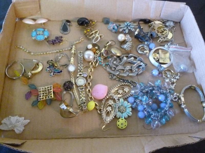 lot 14 image: Jewelry