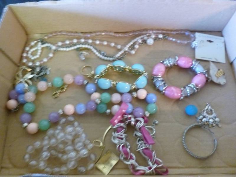 lot 15 image: Jewelry