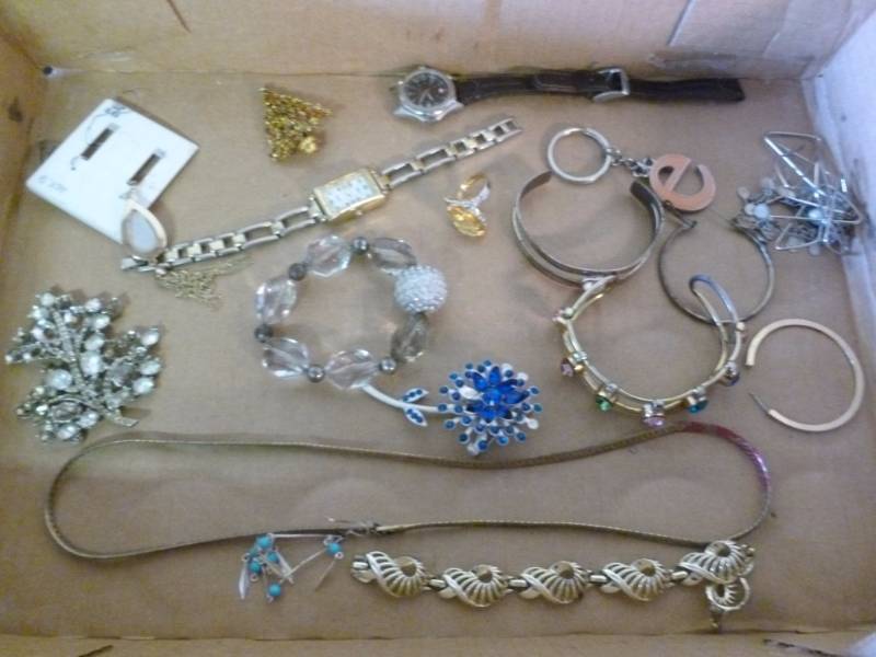 lot 16 image: Jewelry