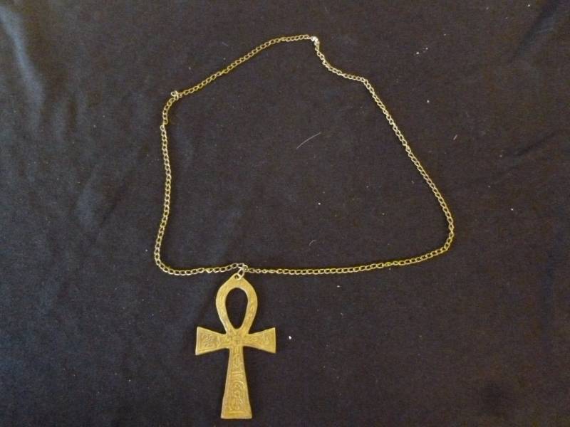 lot 17 image: Jewelry