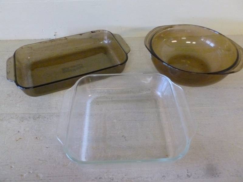 lot 18 image: Bakeware