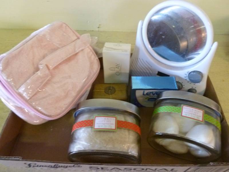 lot 23 image: Bathroom Items