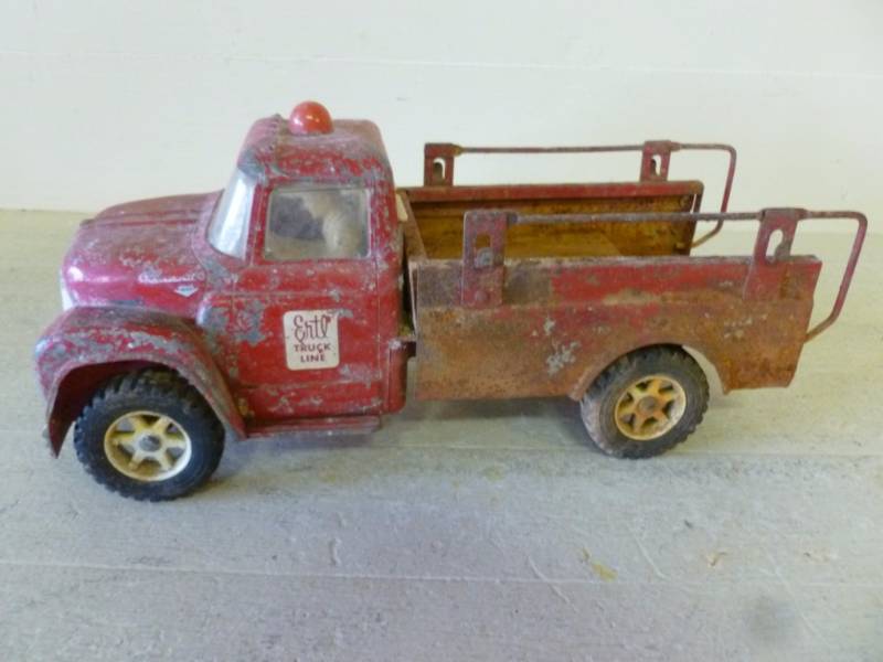 lot 34 image: Vintage Ertl Truck