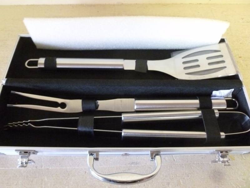 lot 40 image: Barbecue Set