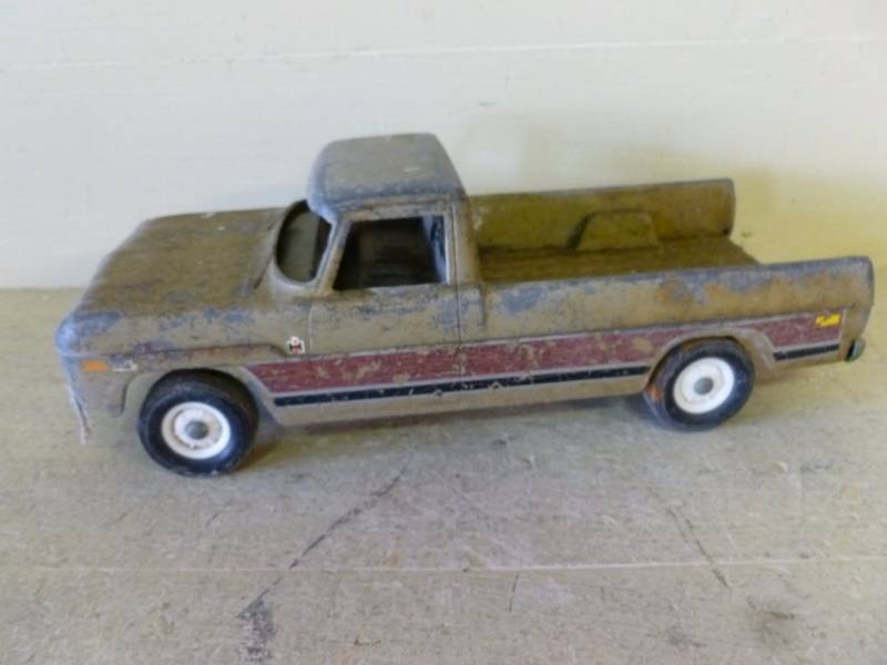 lot 46 image: Vintage Ertl Truck