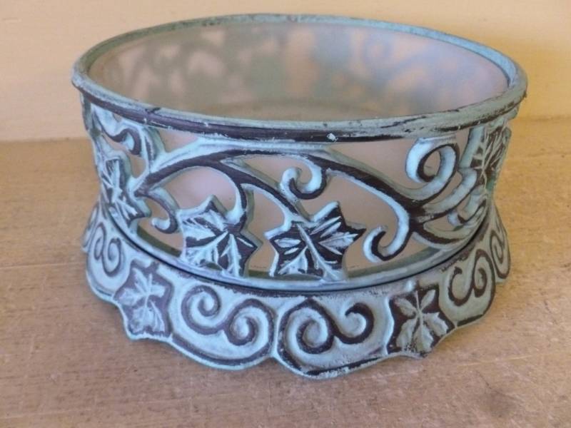 lot 68 image: Decorative