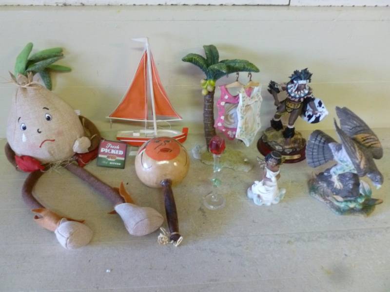 lot 83 image: Decorative