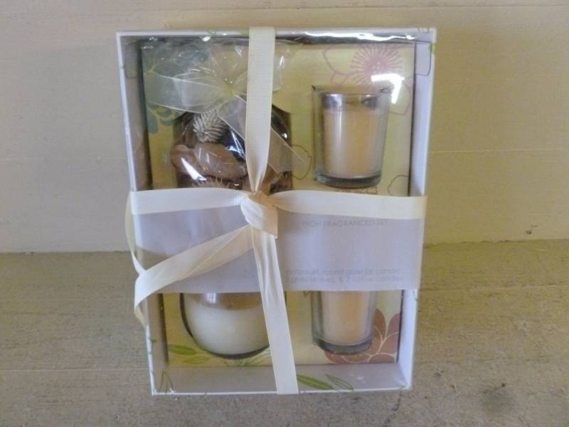 lot 88 image: Candle Set