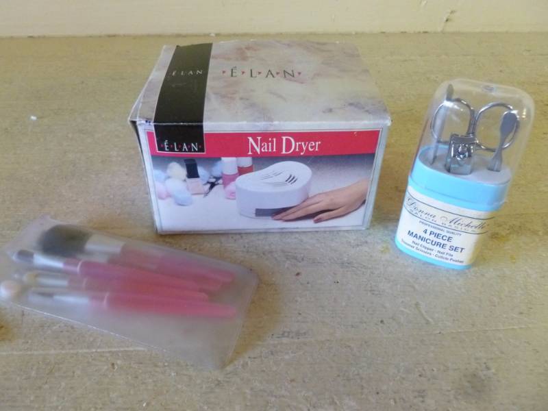 lot 94 image: Grooming Kits