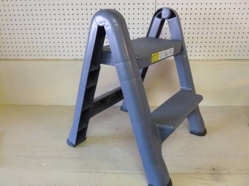 lot 98 image: Step Stool