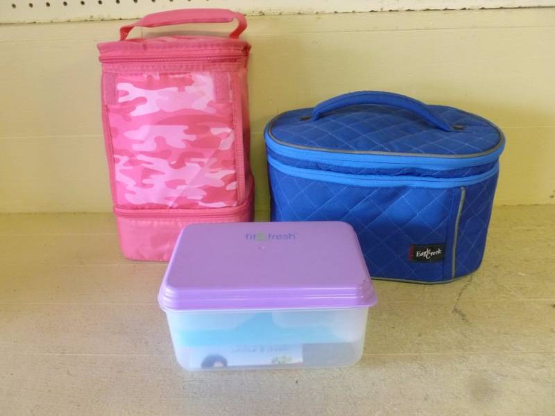 lot 128 image: Makeup Bag