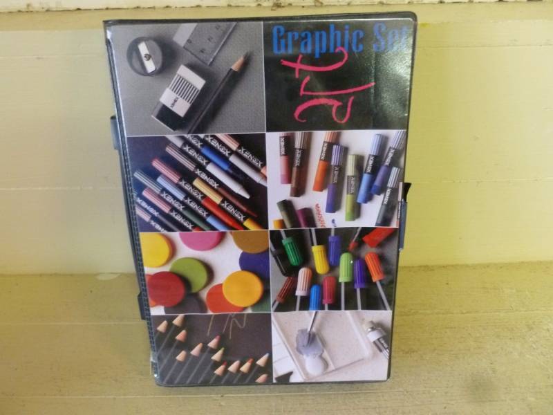 lot 129 image: Art Set