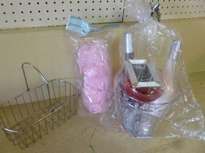 lot 236 image: Bathroom Items