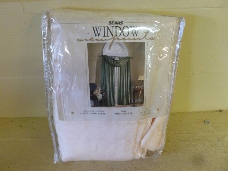lot 264 image: Window Scarf