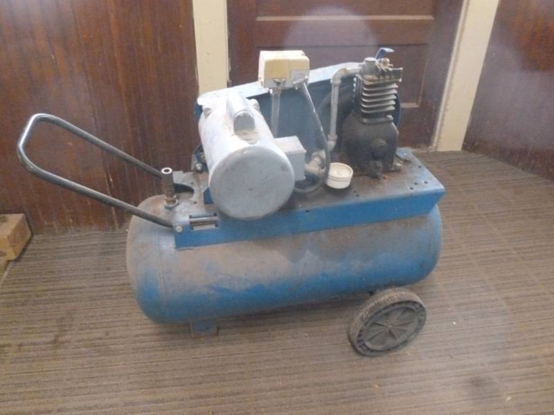 lot 274 image: Air Compressor