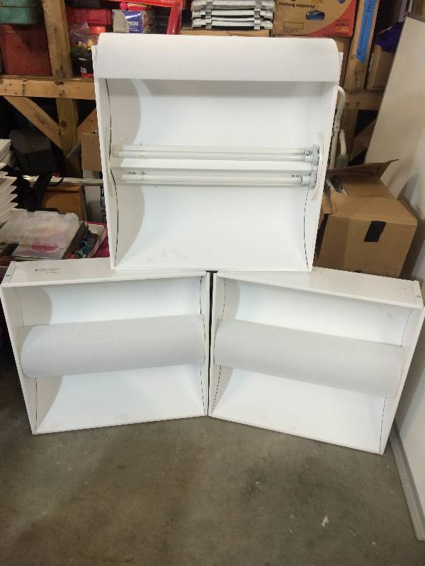 lot 4 image: Fluorescent Shop Lights