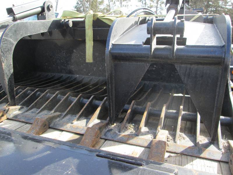 lot 4 image: Skid Loader Rock Bucket Grapple Attachment Like New