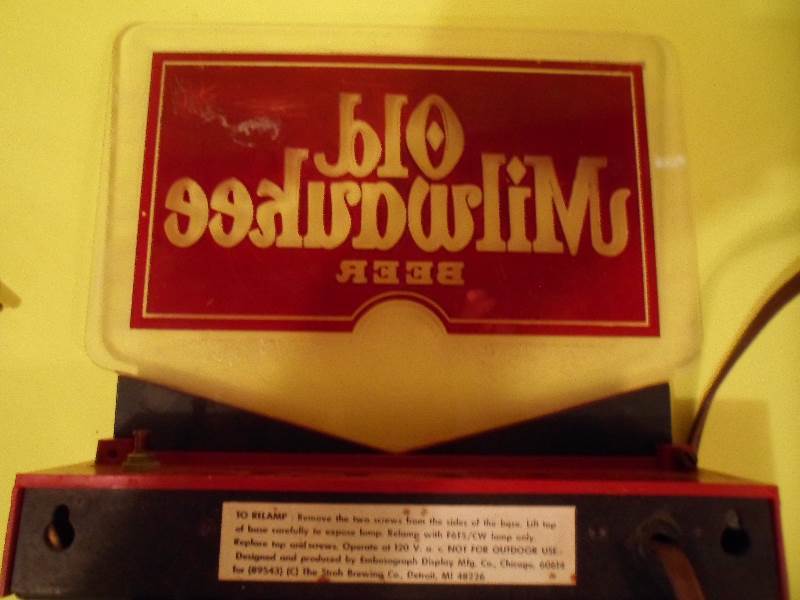 lot 3 image: Vintage Old Milwaukee Lighted Beer Sign