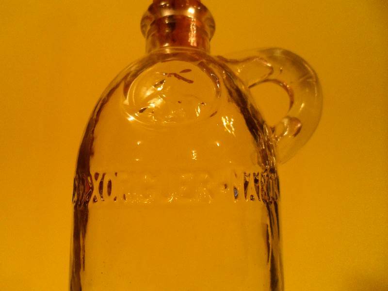 lot 21 image: Vintage Spanish Gin Glass Bottle