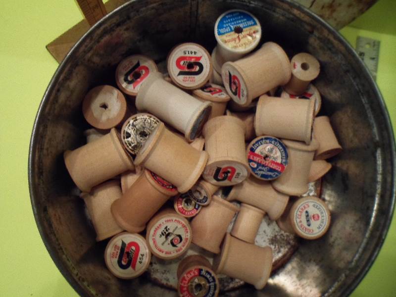 lot 35 image: Tin Full of Vintage Wooden Thread Spools