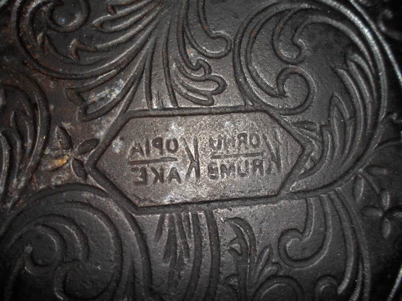 lot 45 image: Vintage Griswold Cast Iron #8 KrumeKake Maker