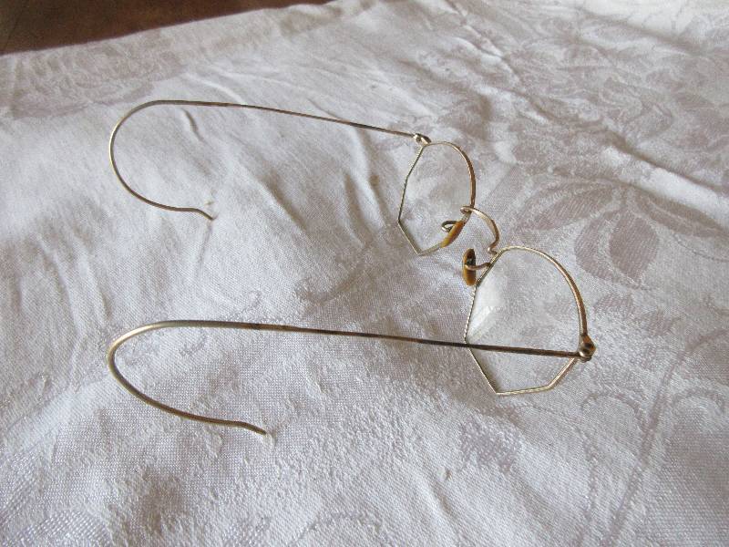 lot 1 image: ANTIQUE GOLD WIRE RIMMED GLASSES