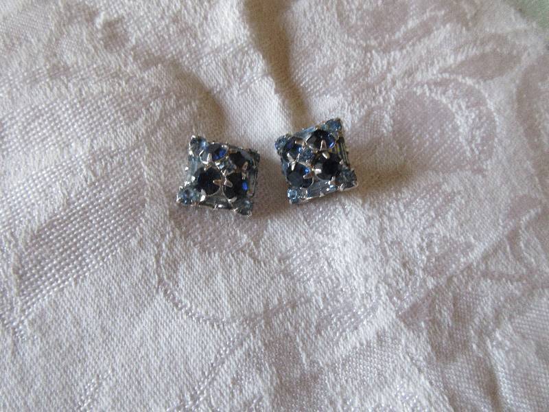 lot 2 image: SAPHIRE EARINGS