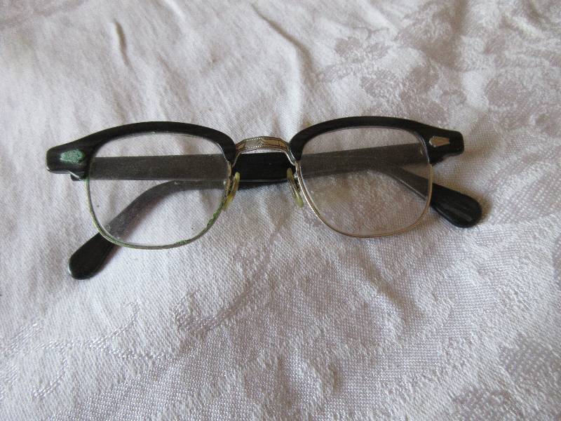 lot 5 image: ANTIQUE READING GLASSES