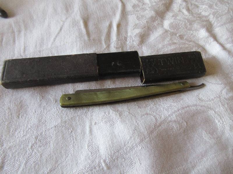 lot 10 image: ANTIQUE SOLINGER STRAIGHT EDGE RAZOR