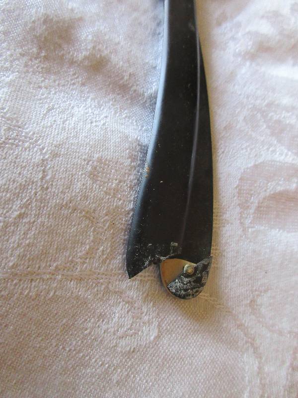lot 11 image: ANTIQUE EAGLE STRAIGHT EDGE RAZOR
