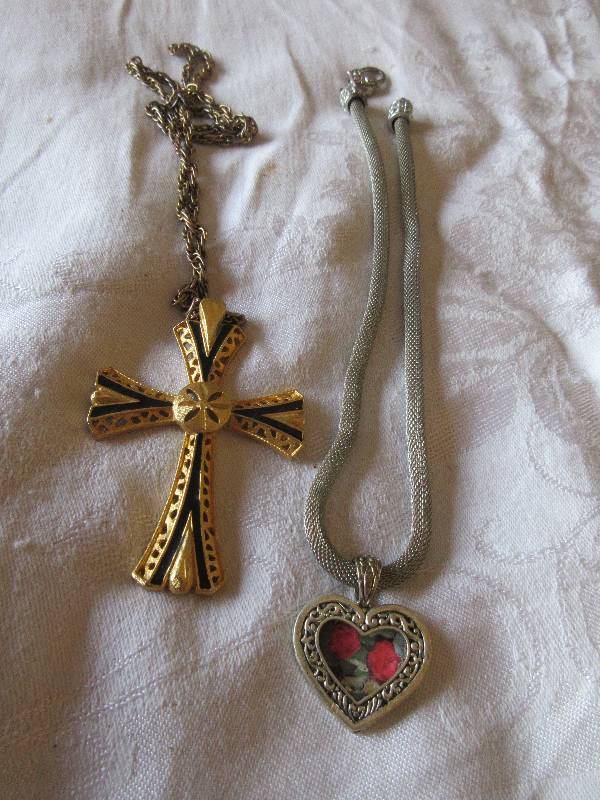 lot 16 image: 2 VINTAGE KNECKLACES