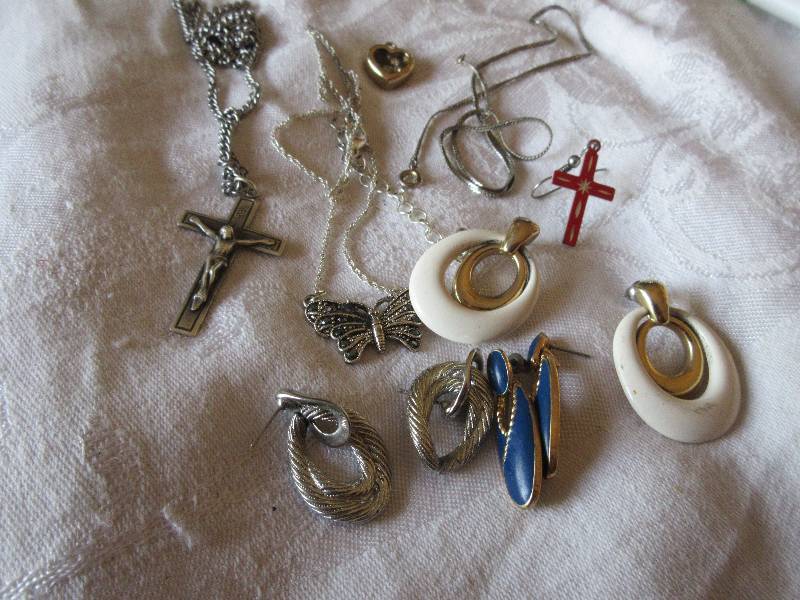 lot 17 image: VINTAGE JEWLERY