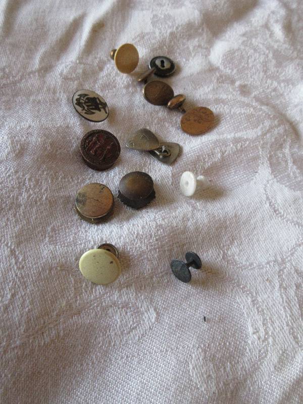 lot 19 image: VINTAGE BUTTONS AND CUFFLINKS