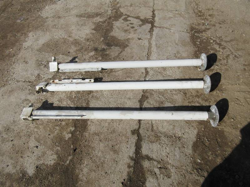 lot 40 image: 3 CAMPER JACKS