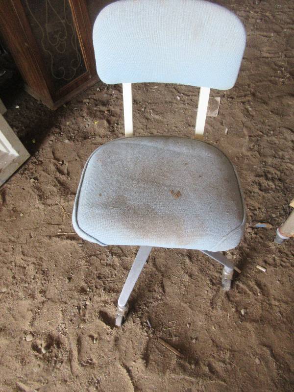 lot 45 image: OFFICE CHAIR ON WHEELS