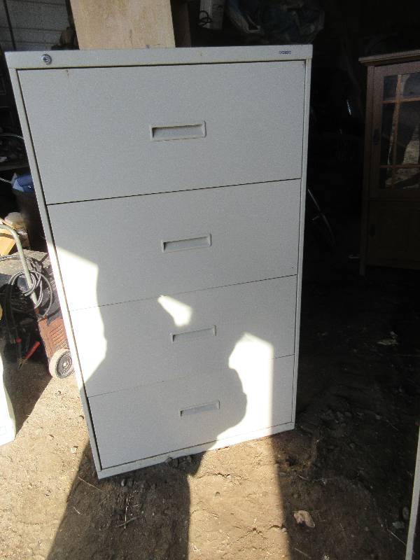 lot 47 image: 3 DRAWER FILE CABNET