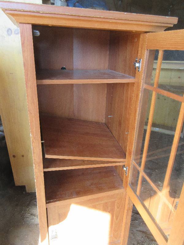 lot 48 image: WOOD CABNET WITH DOORS