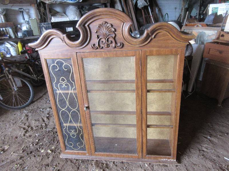 lot 51 image: DISPLAY CABNET OR TOP OF HUTCH