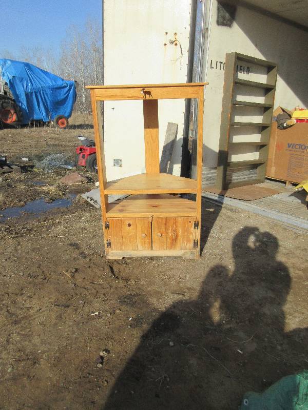 lot 78 image: CORNER SHELFSTAND