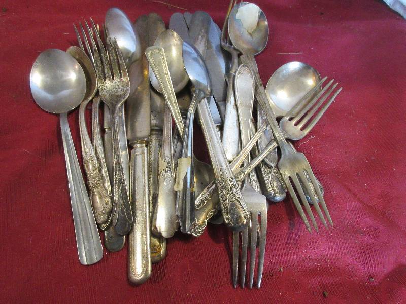 lot 90 image: VINTAGE FLAT WEAR