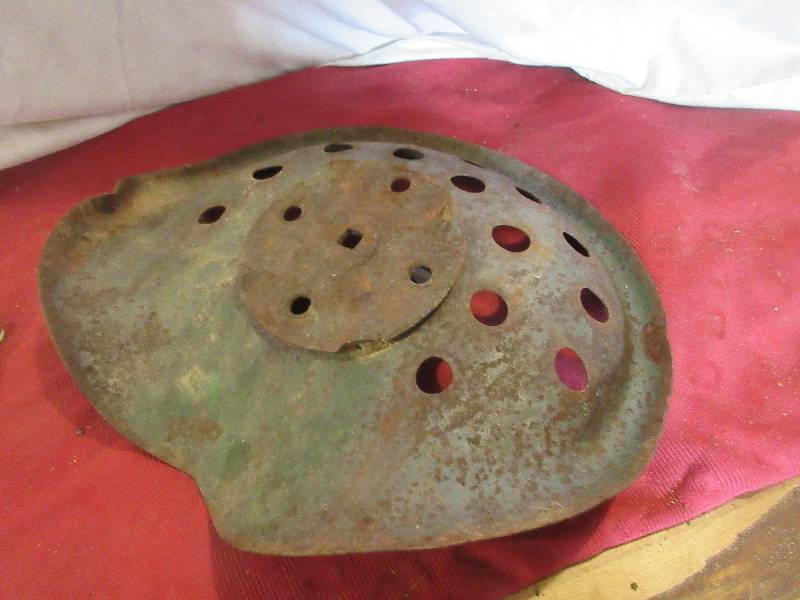 lot 96 image: ANTIQUE IRON TRACTOR SEAT