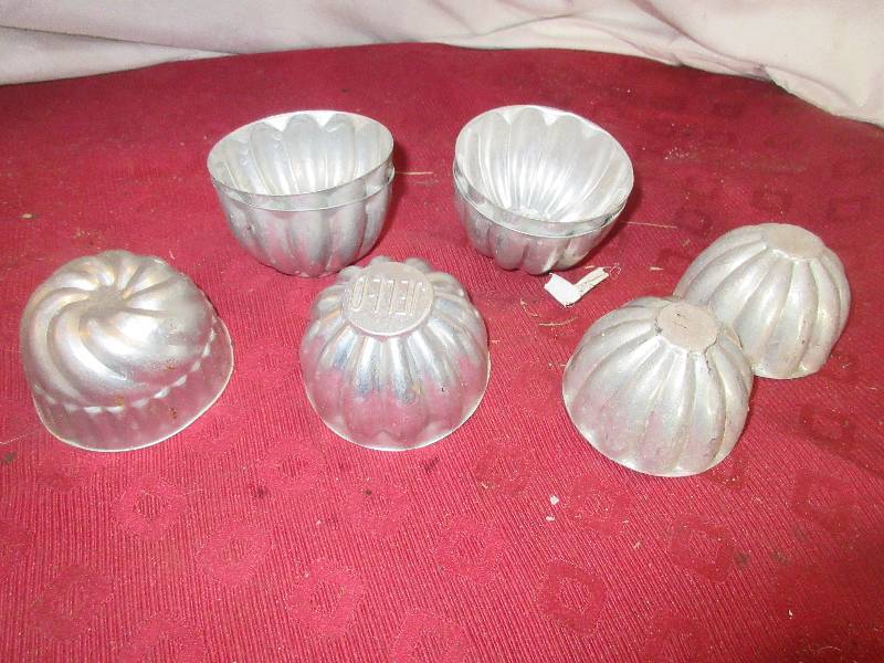 lot 97 image: 8 VINTAGE ALUMINUM JELLO MOLDS