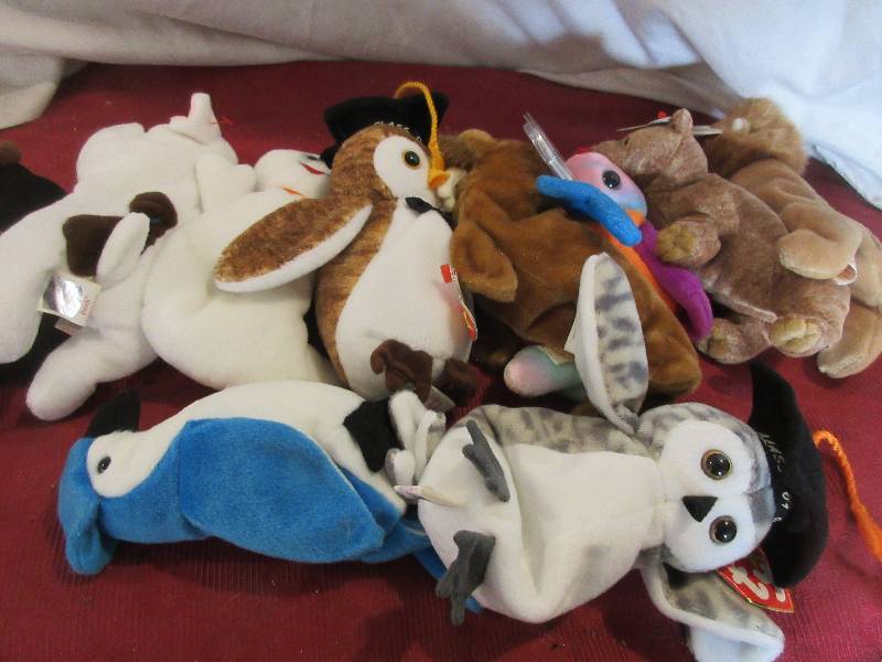 lot 100 image: 10 COLLECTIBLE BEANIE BABIES
