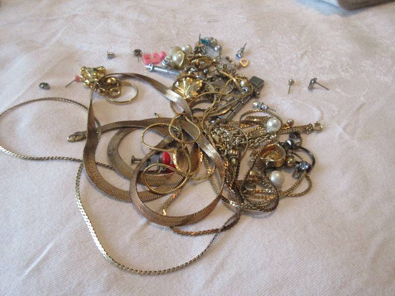 lot 124 image: JEWLERY