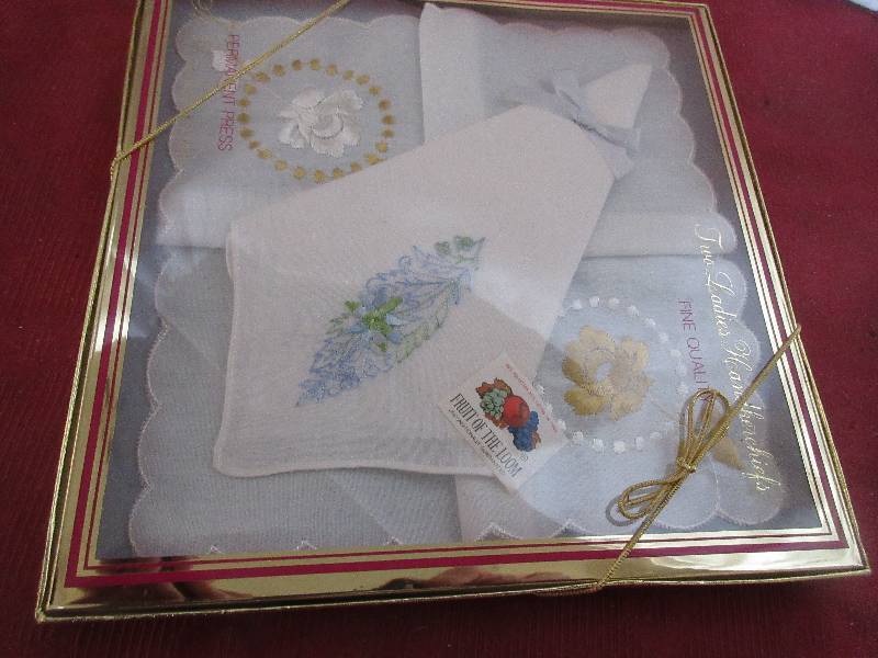 lot 129 image: VINTAGE WOMENS HANKIES
