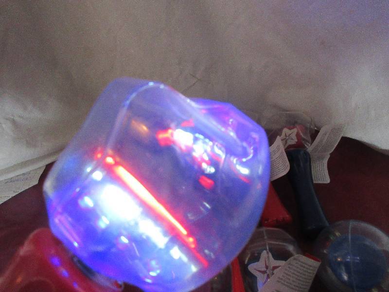 lot 133 image: 8 NEW LIGHT UP WANDS