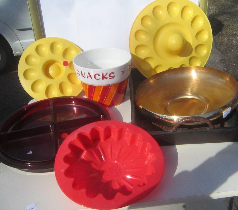 MANY SERVING TRAYS
