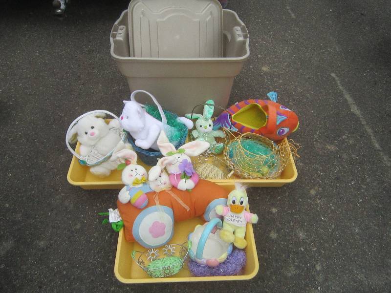 LOT OF STUFFED ANIMALS, BASKETS- MOSTLY NEW, TOTE INCLUDED